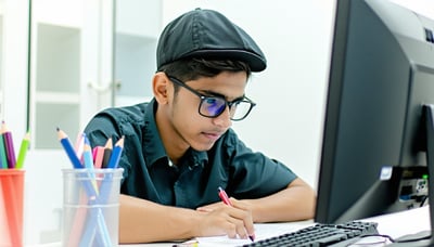 Ilustração de estudante acessando cursos online no computador