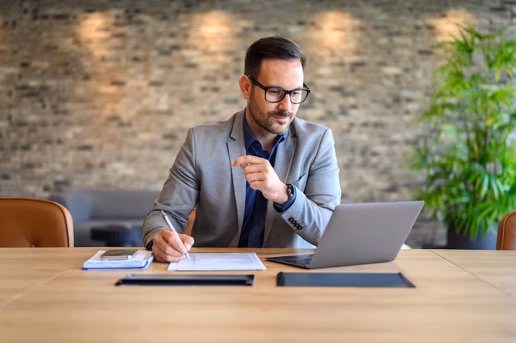 gerente-de-projeto-masculino-focado-escrevendo-em-papel-enquanto-faz-pesquisa-on-line-no-laptop-no-escritorio_891700-3541 gerente-de-projeto-masculino-focado-escrevendo-em-papel-enquanto-faz-pesquisa-on-line-no-laptop-no-escritorio_891700-3541